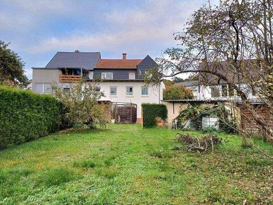 großer Garten mit Frischluftterrasse