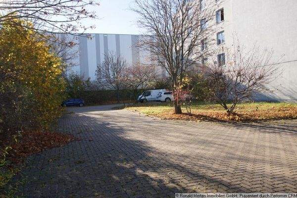 ausreichend PKW Stellplätze