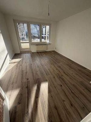 Helles Wohnzimmer mit Fenster