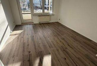 Helles Wohnzimmer mit Fenster