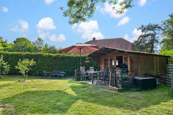 Gartenanlage mit Blockhütte