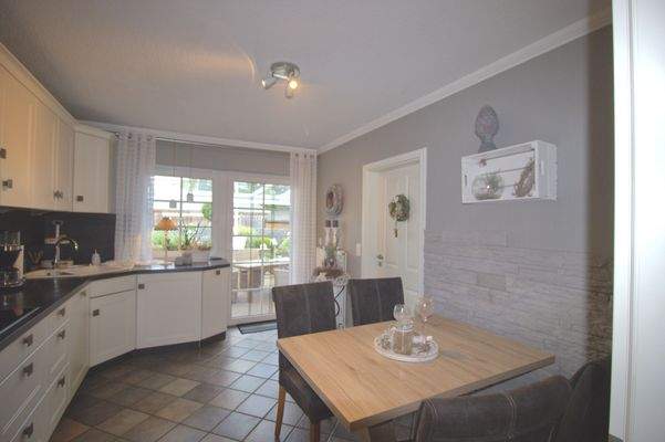 Küche mit Zugang zur überdachten Terrasse 