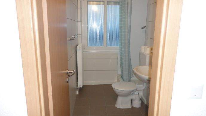 Blick vom Flur ins Bad 