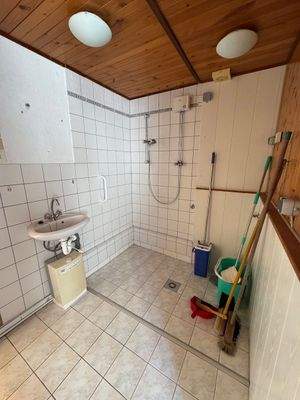 Waschraum mit Dusche