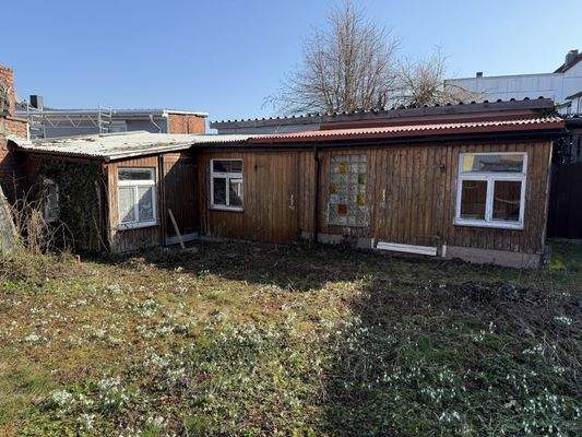 kleine Garage mit Schuppen und Laube