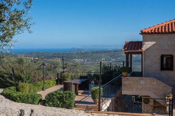 Kreta, Kolymvari: Villa mit Meer- und Bergblick und unabhängigem Apartment zu verkaufen
