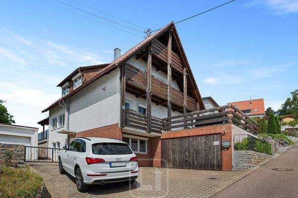 Einfahrt mit Doppelgarage