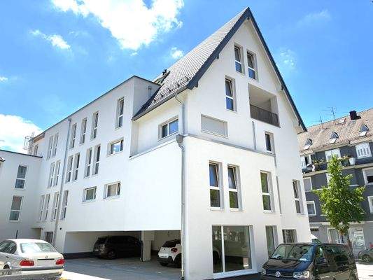 Rückseite Gebäude mit Parkplätze