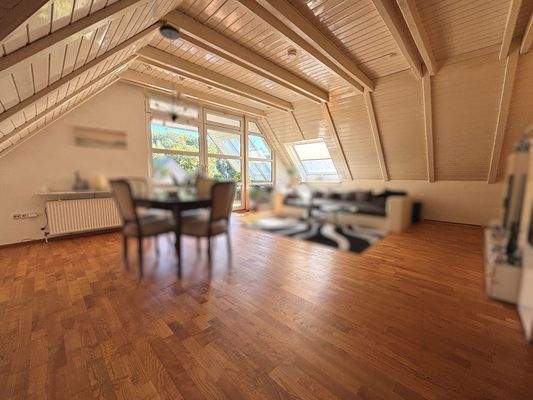 Geräumiges Wohnzimmer