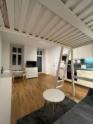 Wohnraum mit Blick zur Küche und Terrasse