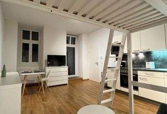 Wohnraum mit Blick zur Küche und Terrasse