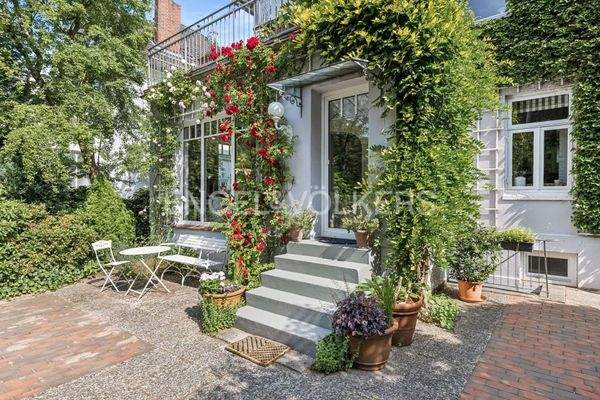 rückwärtige Terrasse mit Aufgang zum Wintergarten