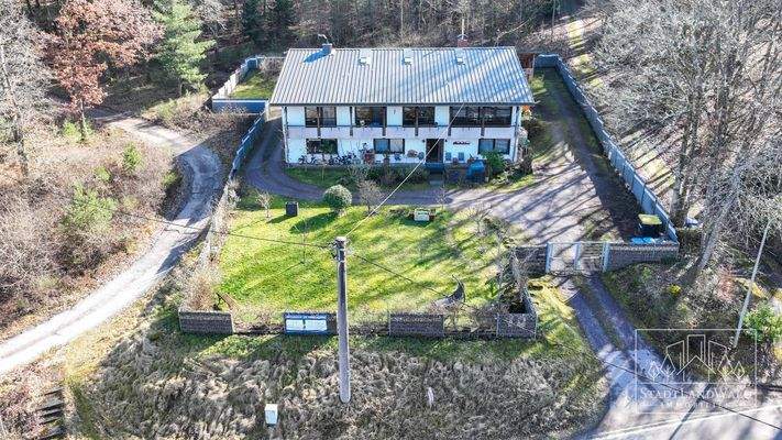 Haus- und Vorgartenansicht - Luftbild