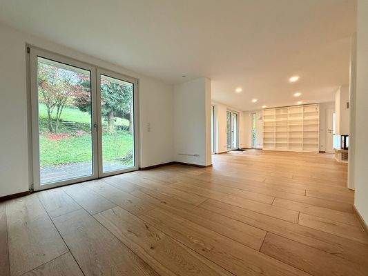 Essbereich mit Blick in den schönen Garten