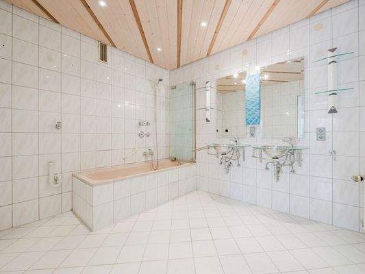 Badezimmer mit Waschmaschinenanschluss