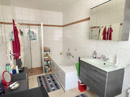 Bad mit Dusche+Badewanne