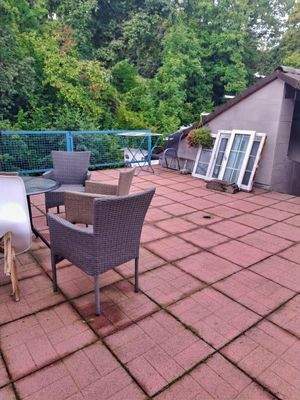 Terrasse / Durchgang zum OG