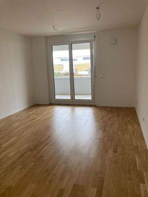 Helles Wohnzimmer mit Balkon