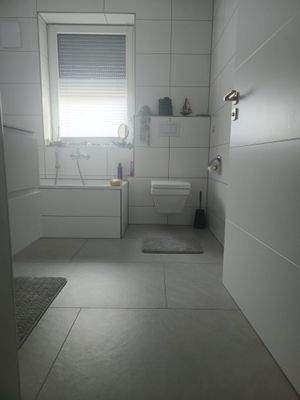 Modernes Badezimmer