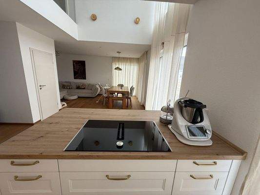 Offener Luftraum mit Kochblock