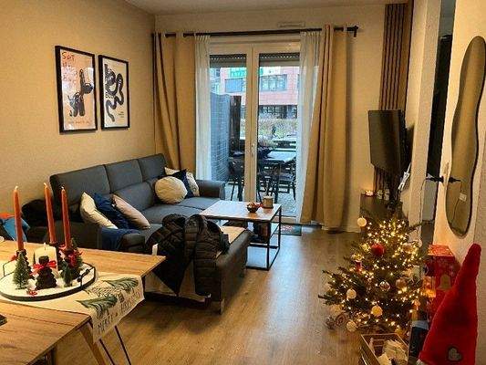 Wohnzimmer mit Zugang zum Balkon