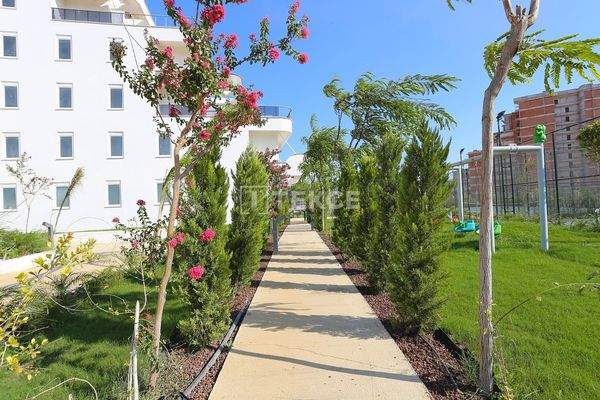 Apartment in a Complex with a Pool in Antalya Altıntaş