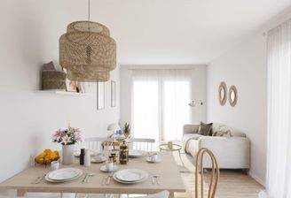 Lichtdurchfluteter Wohnbereich dank bodentiefer Fenster