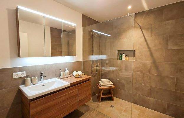 Riesacker_KI_Staging_A02_Badezimmer 