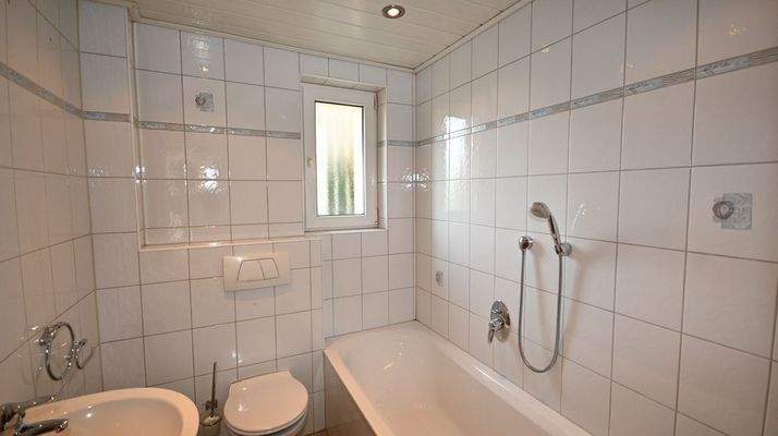 Zeitloses Bad im Erdgeschoss