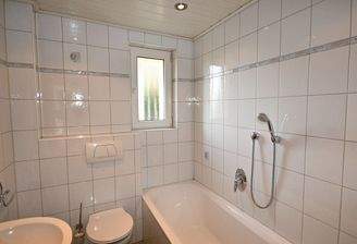 Zeitloses Bad im Erdgeschoss