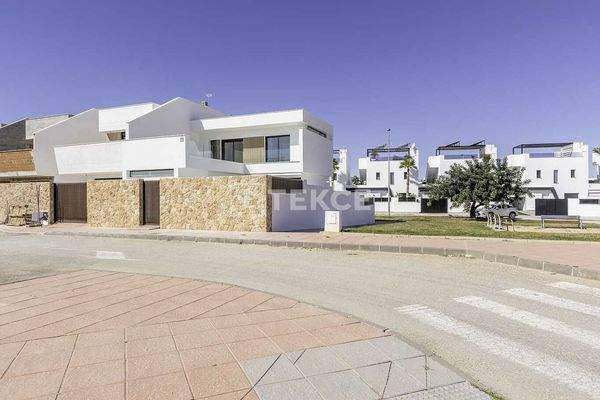 Stylish Detached Villas with Pools near Amenities in San Javier