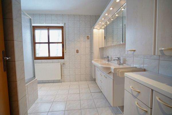 Badezimmer mit Doppelwaschtisch