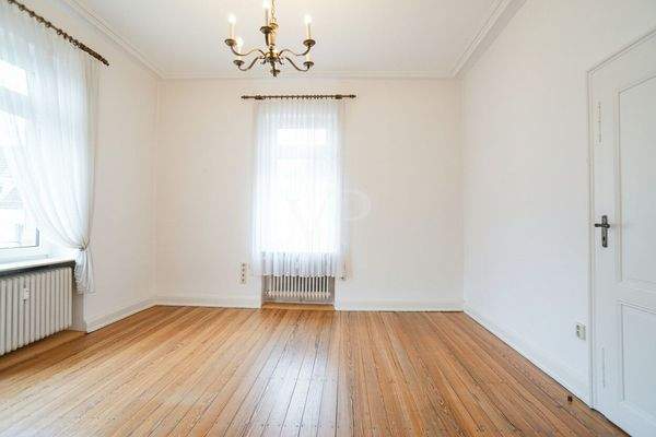 Wohnzimmer mit Balkon