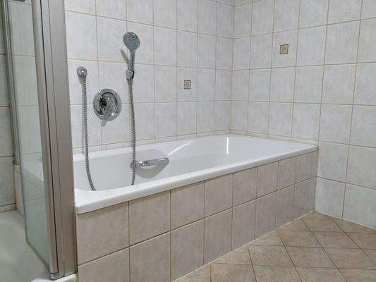 DG_Badezimmer mit Wanne, Dusche und  ...