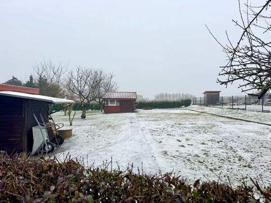 Grundstück auf der gegenüberliegenden Straßenseite