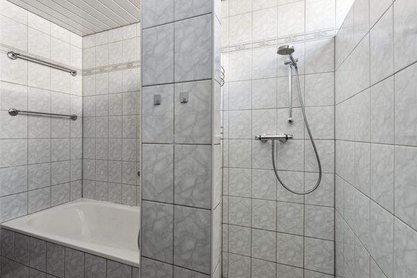 Badewanne und Dusche