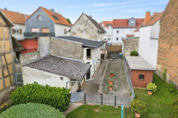 Hofansicht mit allen Gebäuden von hinten 