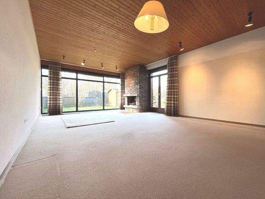 Der Wohn-Essbereich punktet mit bodentiefen Fenstern