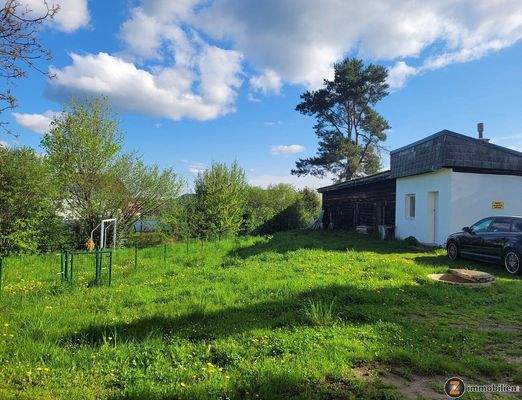 Lagerschuppen und Teilansicht Gartenflächen