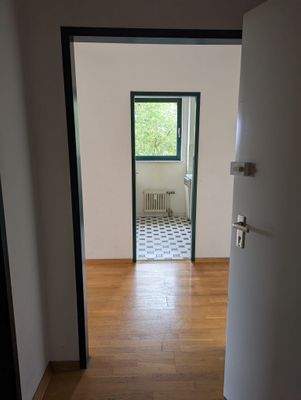 Eingangsbereich mit Blick Küche.jpg