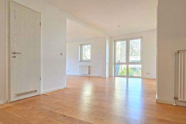 Am Essplatz gibt es ein bodentiefes Fenster