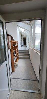 Flur vom Labor- zum Sozialbereich Büro