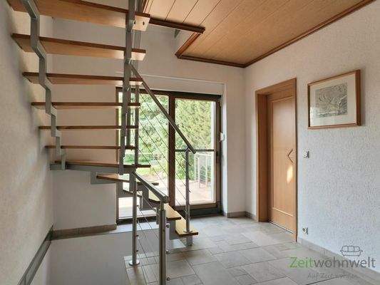 Blick zu Terrassenausgang und kleinem Bad