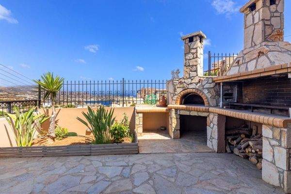 Ligaria: Villa mit drei Wohnungen und Pool zu verkaufen