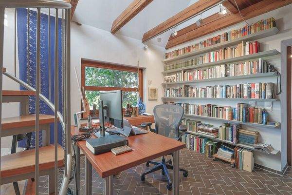 Die Bibliothek mit Schreibplatz