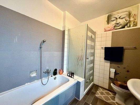 Bad mit Wanne u. Dusche EG