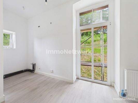 Küche mit Balkonzugang