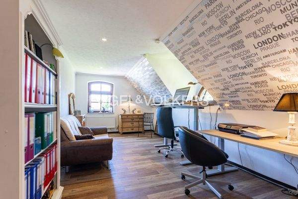 Ein Zimmer im Dachgeschoss, dass aktuell als Büro genutzt wird