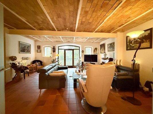 Wohnzimmer mit Balkon und Blick zur Au