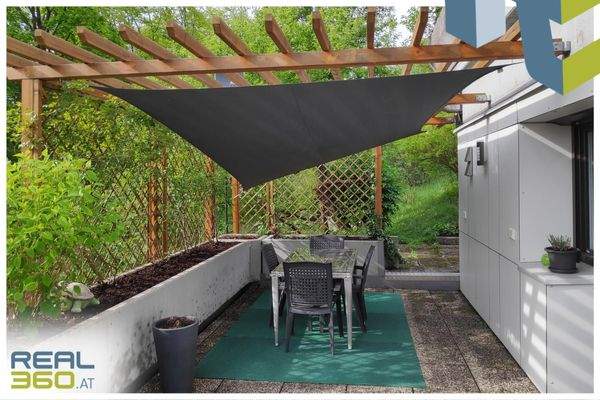 Terrasse mit Schattenspender